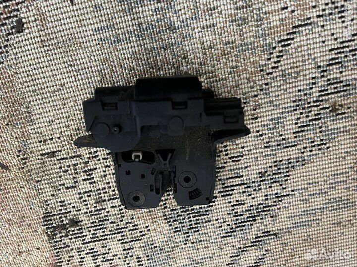 Замок крышки багажника Nissan Qashqai J10