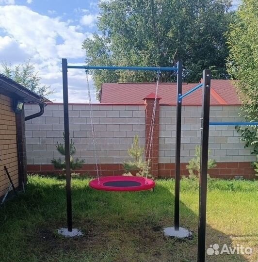 Уличный турник для всей семьи можно и качели