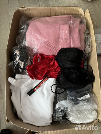 Коробки женских вещей