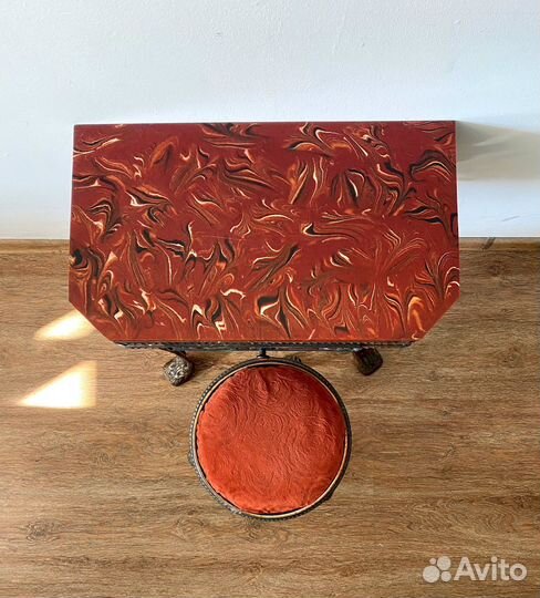 Консоль с зеркалом, подсвечниками и пуфиками