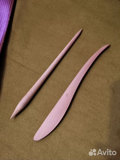 Бумага, папка, стеки, калькулятор