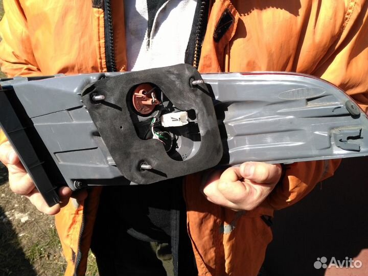 Оригинальная задняя правая фара на kia rio