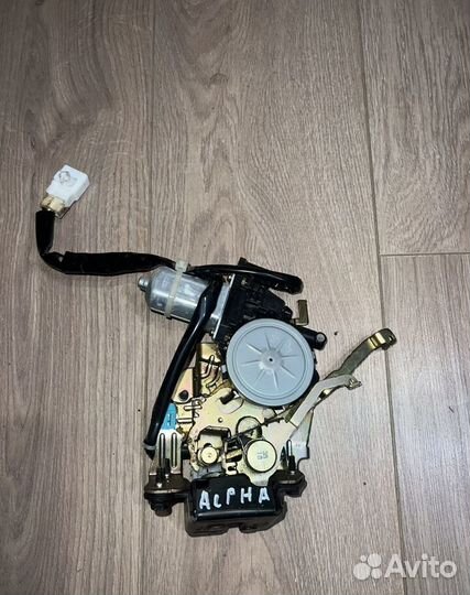 Замок крышки багажника Toyota Alphard 2002-2008