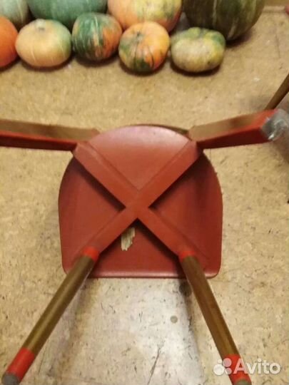 Столик журнальный + детские стулья хохлома