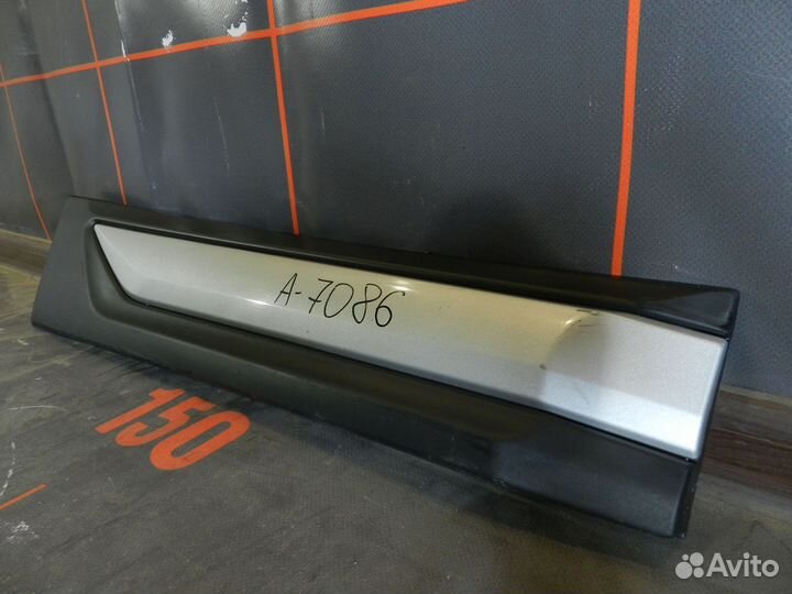 Накладка двери задней - Mitsubishi Outlander 3