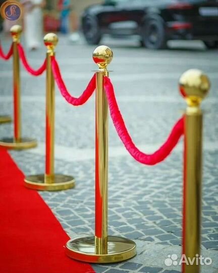 Красная дорожка и ограждения/стойки с канатами