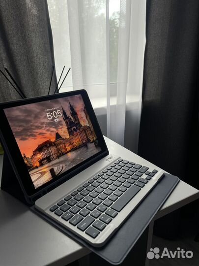 iPad 8 2020 wifi 32gb + клавиатура
