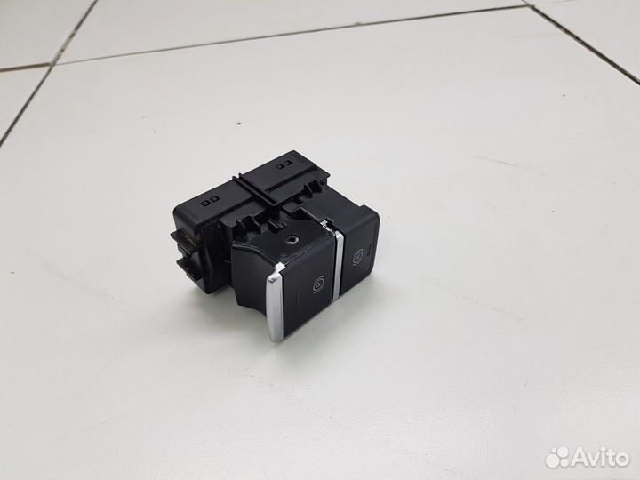 Кнопка фиксатора стояночного тормоза