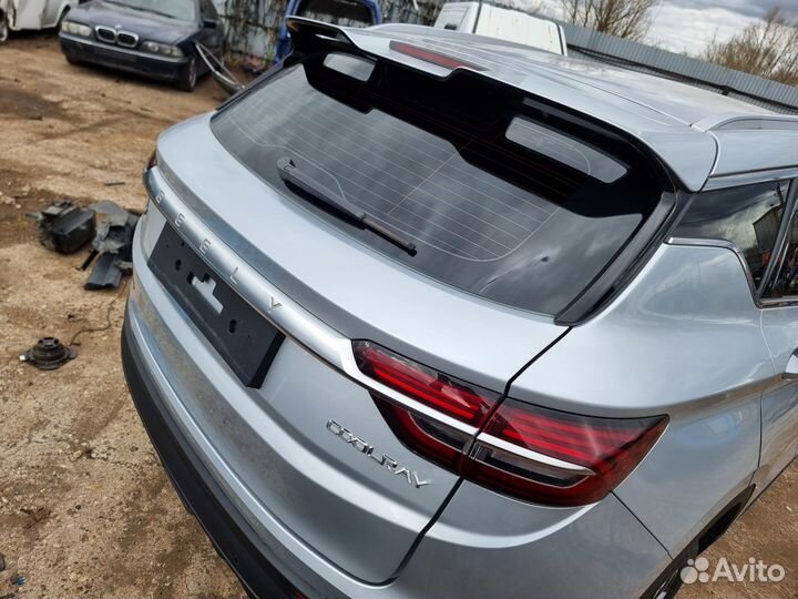 Крышка дверь багажника Geely Coolray серая в сборе