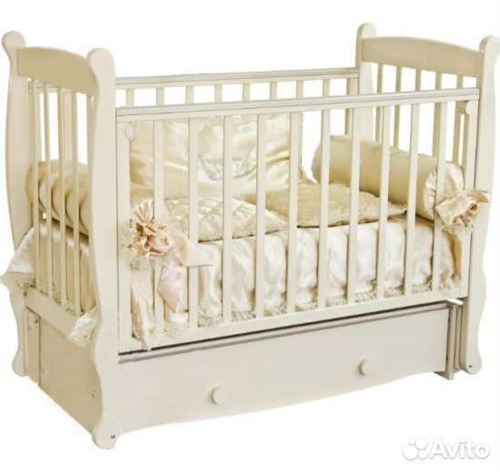 Детская кроватка с маятником