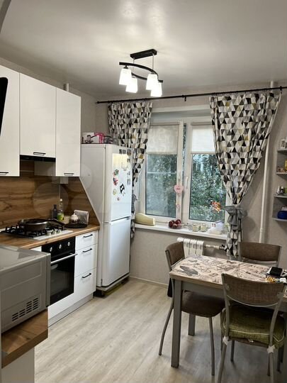 2-к. квартира, 50 м², 4/9 эт.