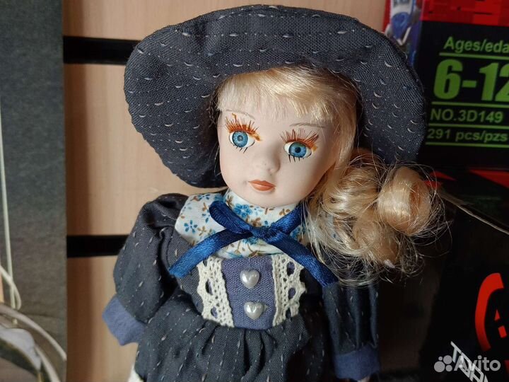 Кукла фарфоровая