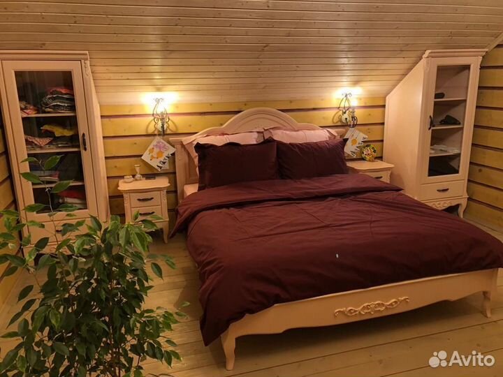Кровать двуспальная из массива ценных пород