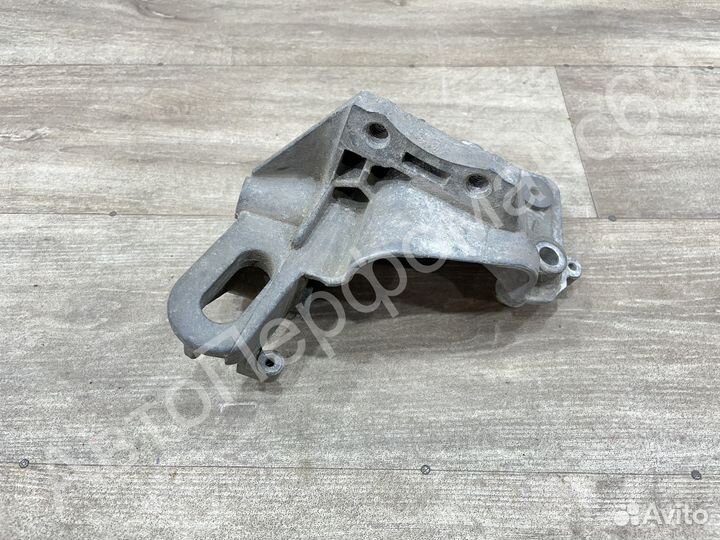 Кронштейн двигателя правый Ford Focus 2 / C-MAX 1