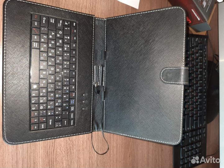 Клавиатура с чехлом для планшета
