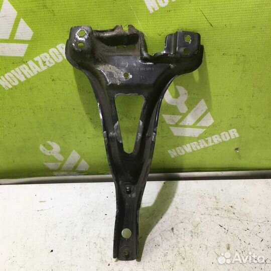 Кронштейн замка капота Фольксваген Гольф 4 Бора