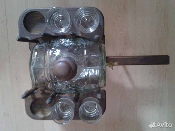 Бочонок из стекла на деревянной подставке