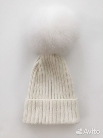 Шапка белая с натуральным помпоном, ог 56