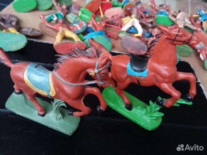 Фигурки индейцев, каноэ плот и типи