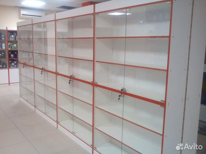 Стеллажи со стеклянными полками и прилавки