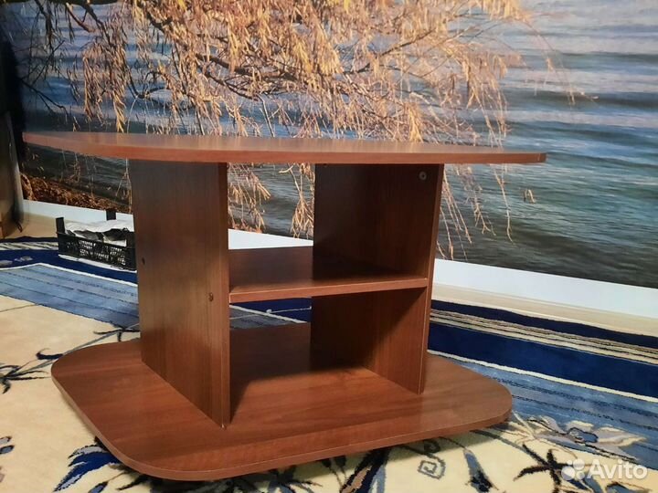 Журнальный столик на колесах