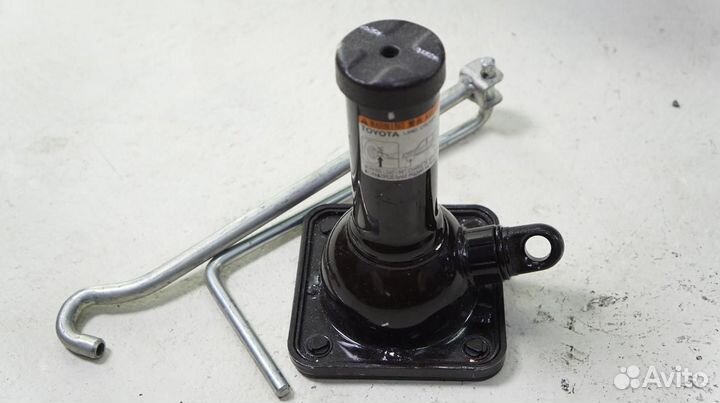 Домкрат Toyota land cruiser. оригинал