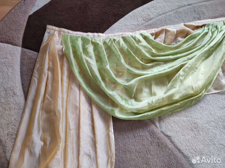 Две занавески (ламбрекен) б/у на кухню