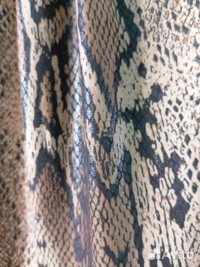 Платье со змеиным принтом