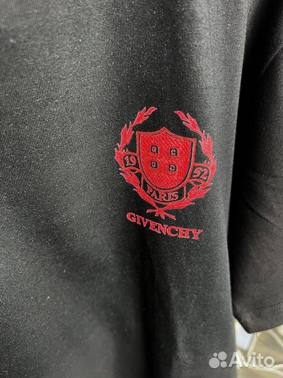 Футболка givenchy