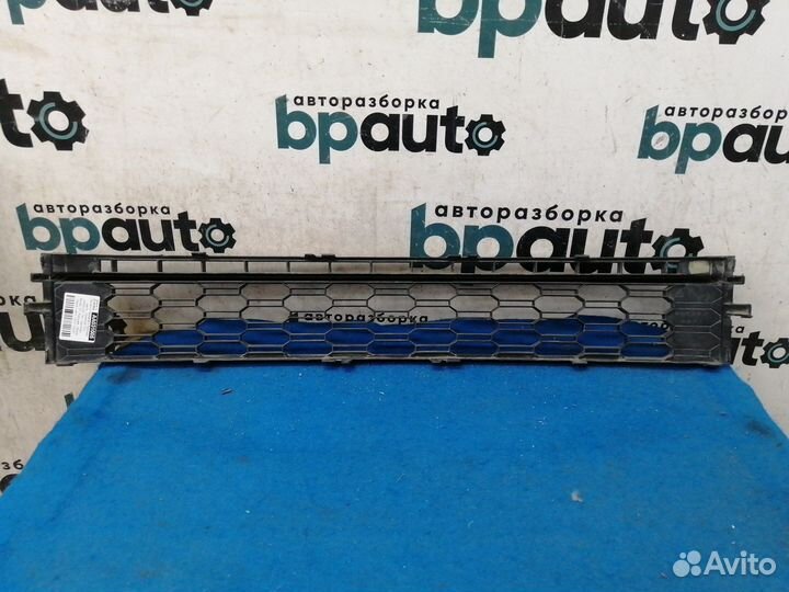 Решетка переднего бампера центр 5JA853677C Skoda