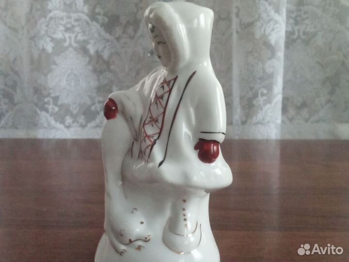 Статуэтка фарфор якут с песцом в идеале