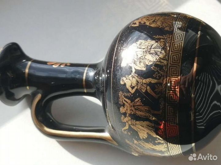 Пепельница и кувшины, Греция