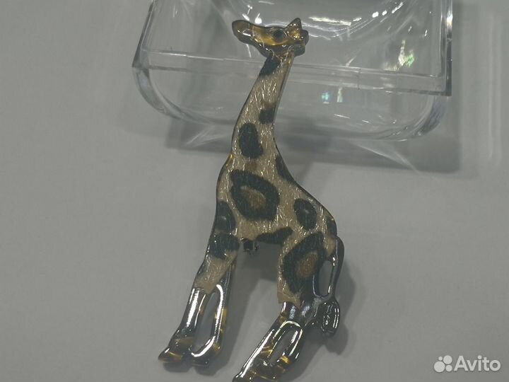 Брошь пластик жираф