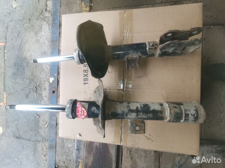 Стойка амортизатора передняя левая (правая) задняя