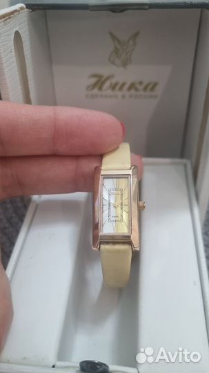 Золотые часы женские
