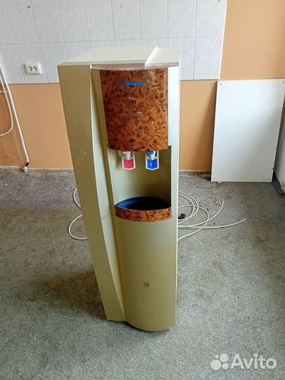 Кулер для воды напольный