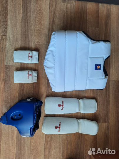 Защита голени, шлем, жилет