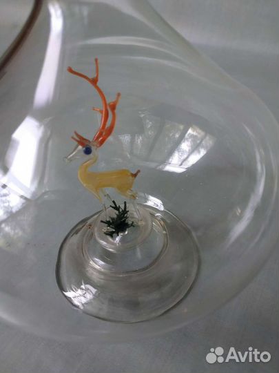 Стеклянный графин с оленем внутри