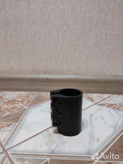 Зажим для трюкового самоката