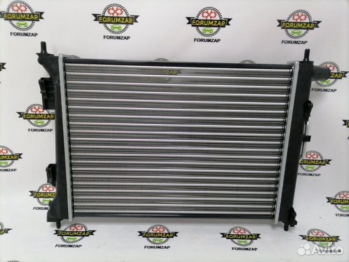 Радиатор охлаждения двигателя Hyundai Solaris