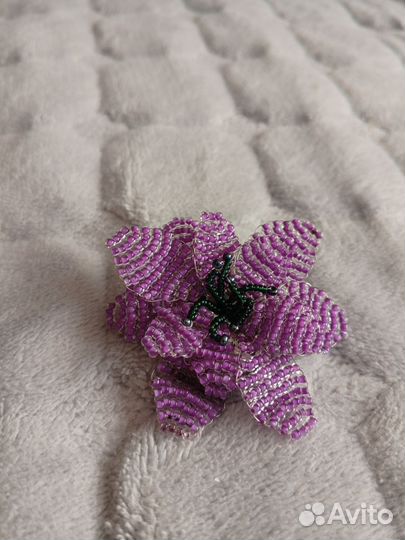 Брошь ручной работы из бисера