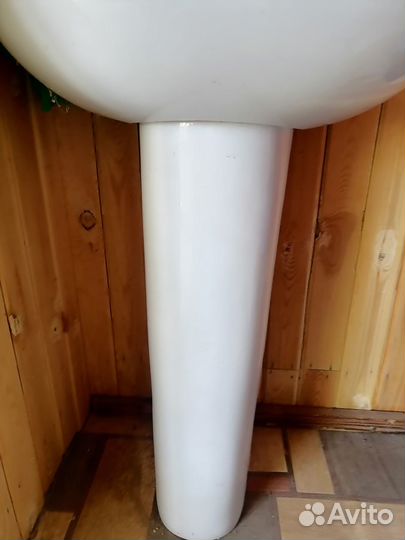 Раковина на ножке