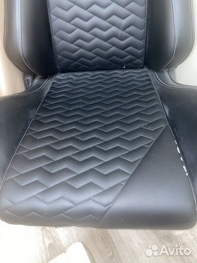 Геймерское кресло tesoro