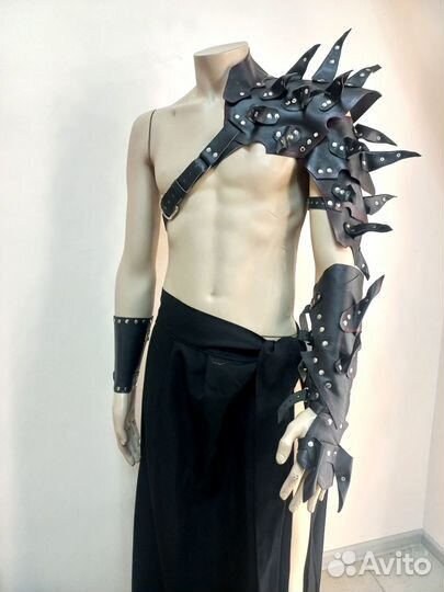 Наплечник с шипами и наручем мужской костюм