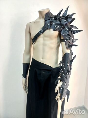 Наплечник с шипами и наручем мужской костюм