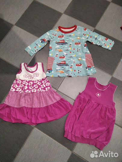 Много разной одежды на девочку