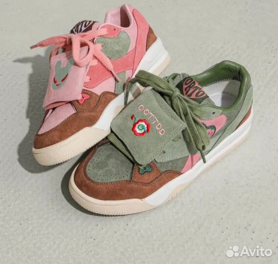 Кроссовки женские