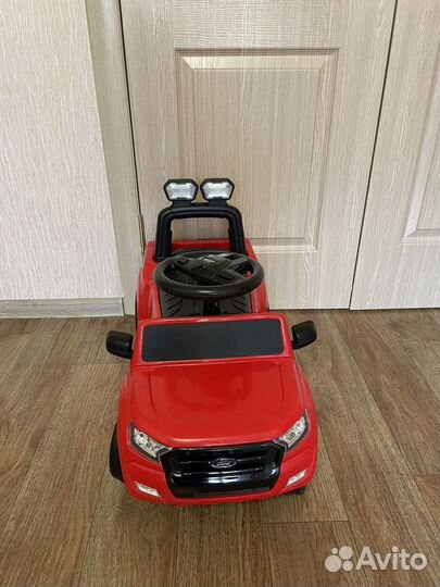 Машинка каталка толокар с съем. ручкой и подножкой