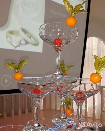 Пирамида из бокалов шампанского