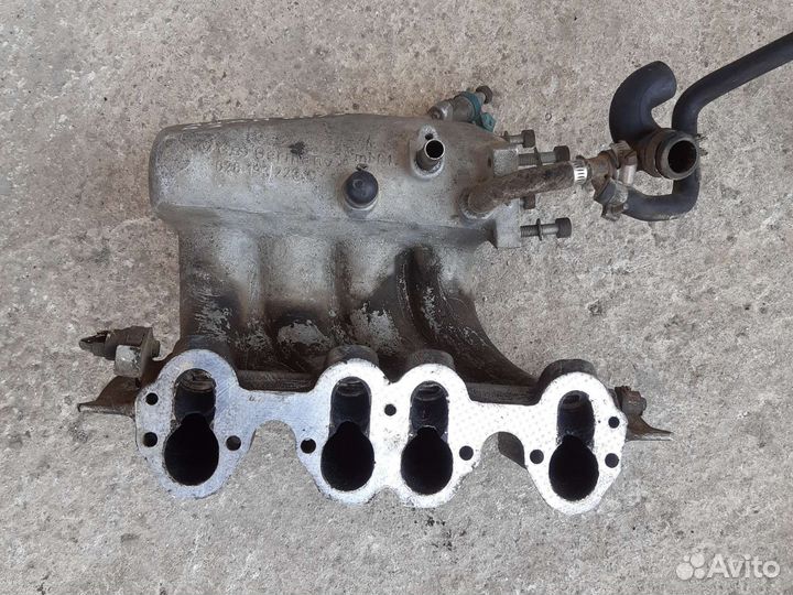 Коллектор впускной 028133223C Audi 80 B3